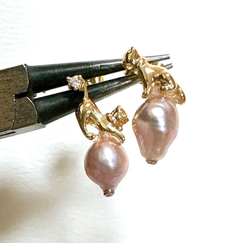 パール乗りニャンコピアス　きらりと光るスワロフスキー付き