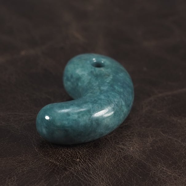 糸魚川翡翠 希少色 大所産 青翡翠 勾玉 15.1g Itoigawa Blue Jadeite magatama | URUWA 工房 うるわ  powered by BASE