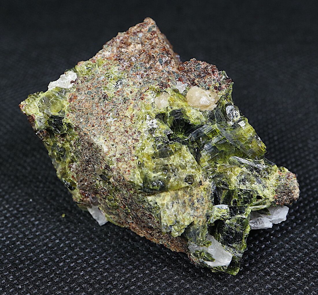 シェーライト + エピドート 緑簾石　EPD006 63,6g 原石 鉱物　天然石　パワーストーン