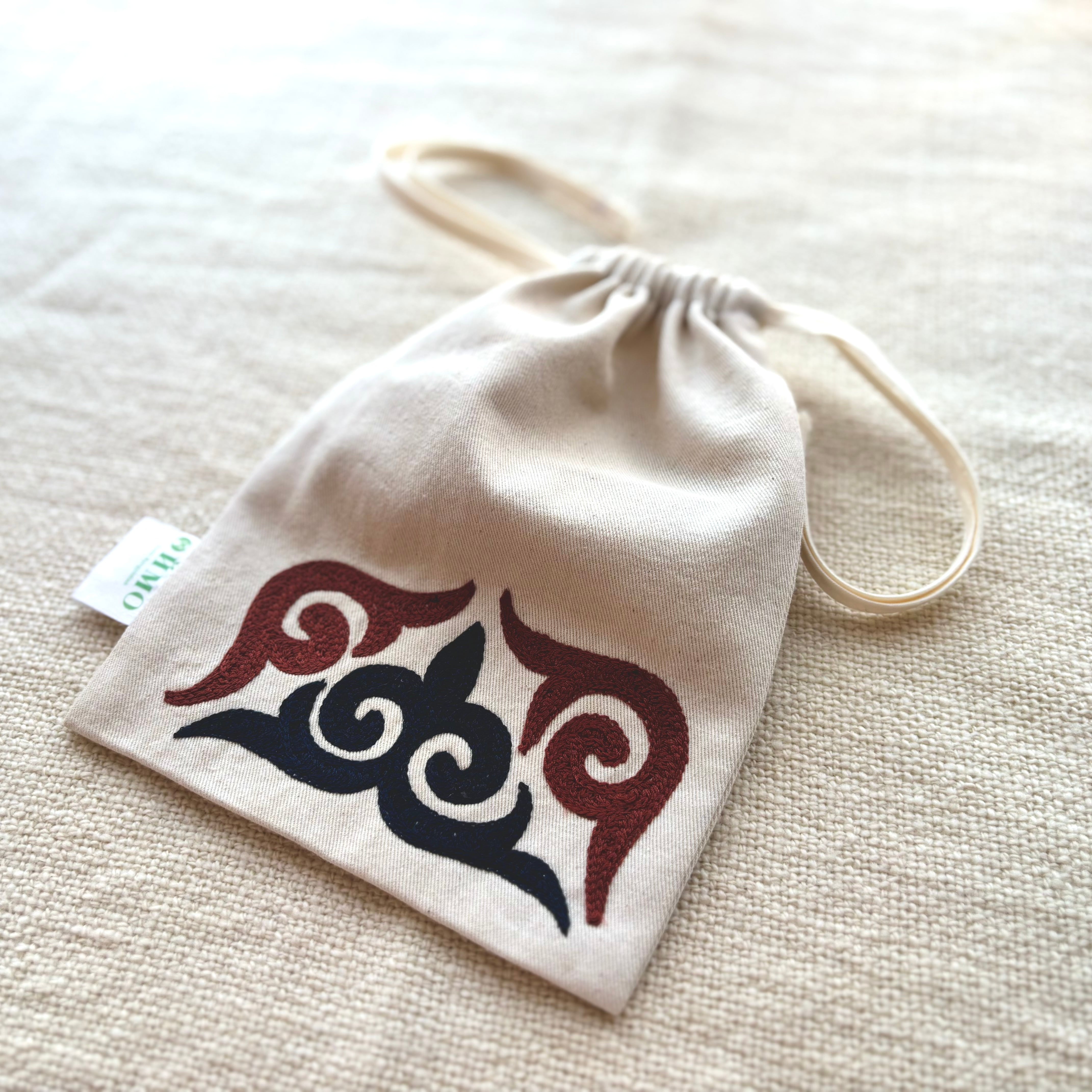 【持ち運びにおすすめ!】キルギスオイモ刺繍巾着 ネイビー コットン生地