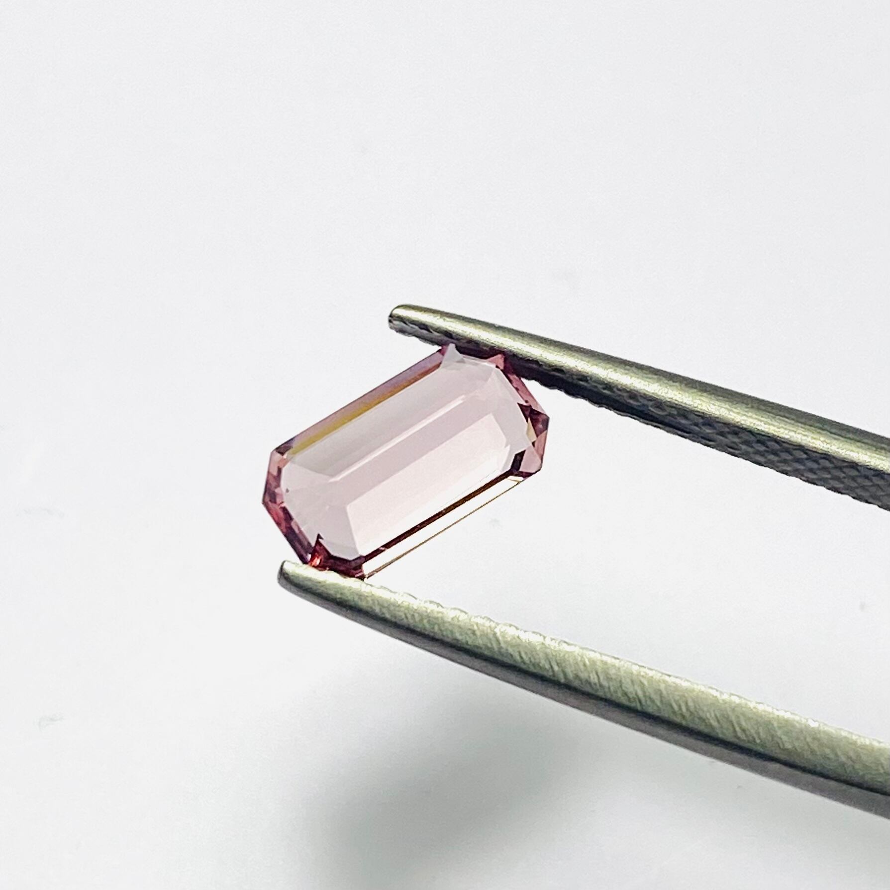 可憐なピンクスピネル