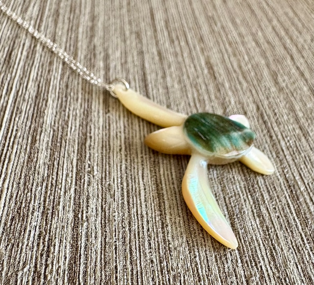 夜光貝　海ガメペンダント