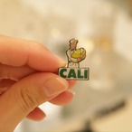 【ピンバッチ】大きな豆を抱えるお兄さん