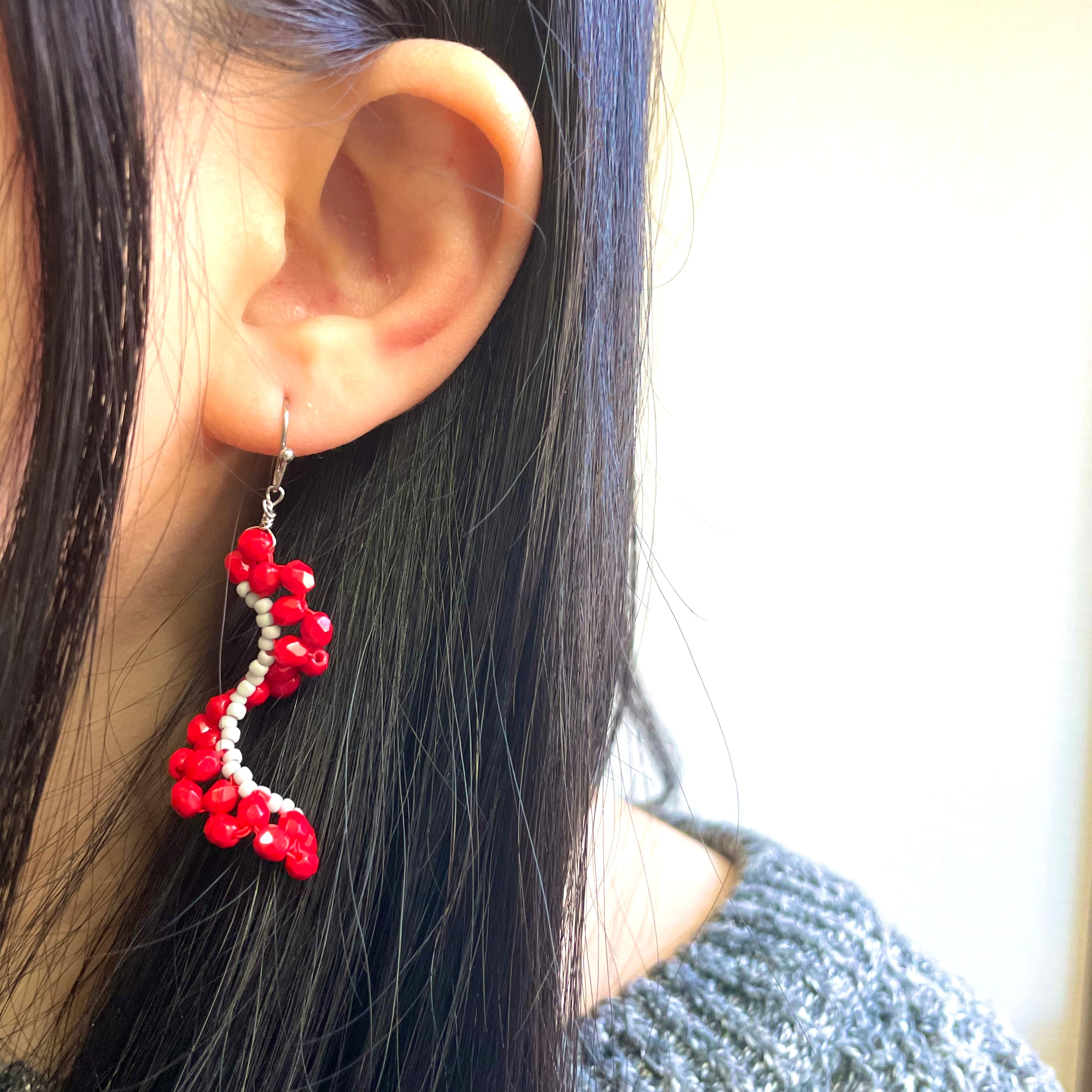 チェコビーズ スパイラル レッド×グレー ピアス／イヤリング