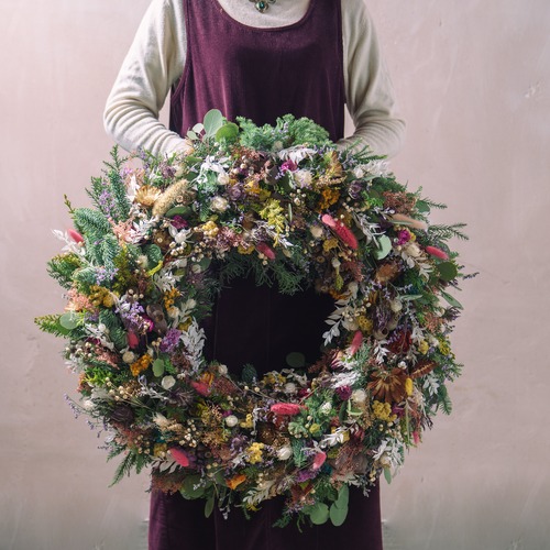 店舗やギャラリーに、大きなウエルカムクリスマスリース