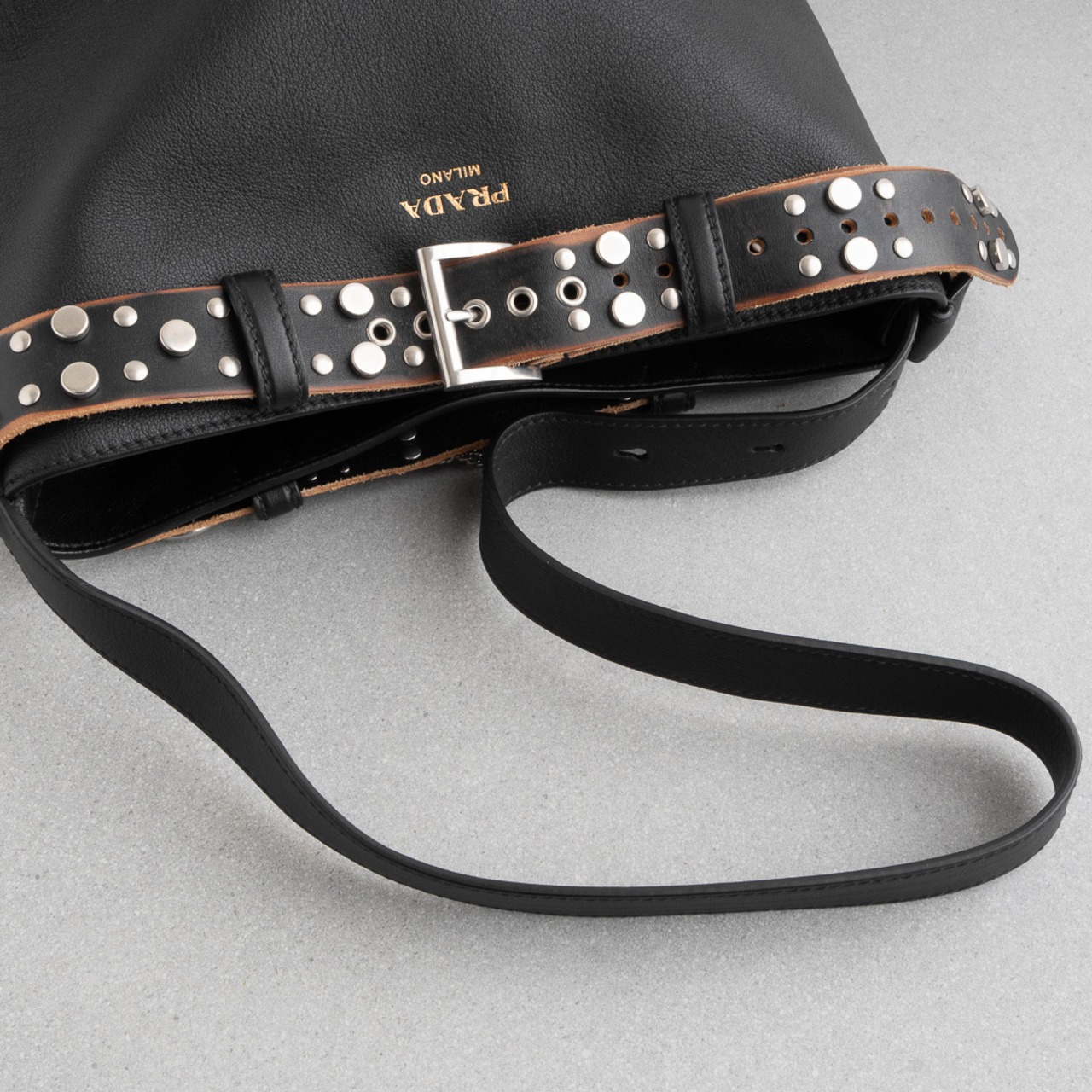 プラダ バックル スタッズベルト付 レザー バケットバッグ ブラック レザー AW25