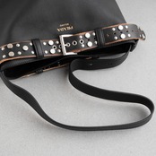 プラダ バックル スタッズベルト付 レザー バケットバッグ ブラック レザー AW25