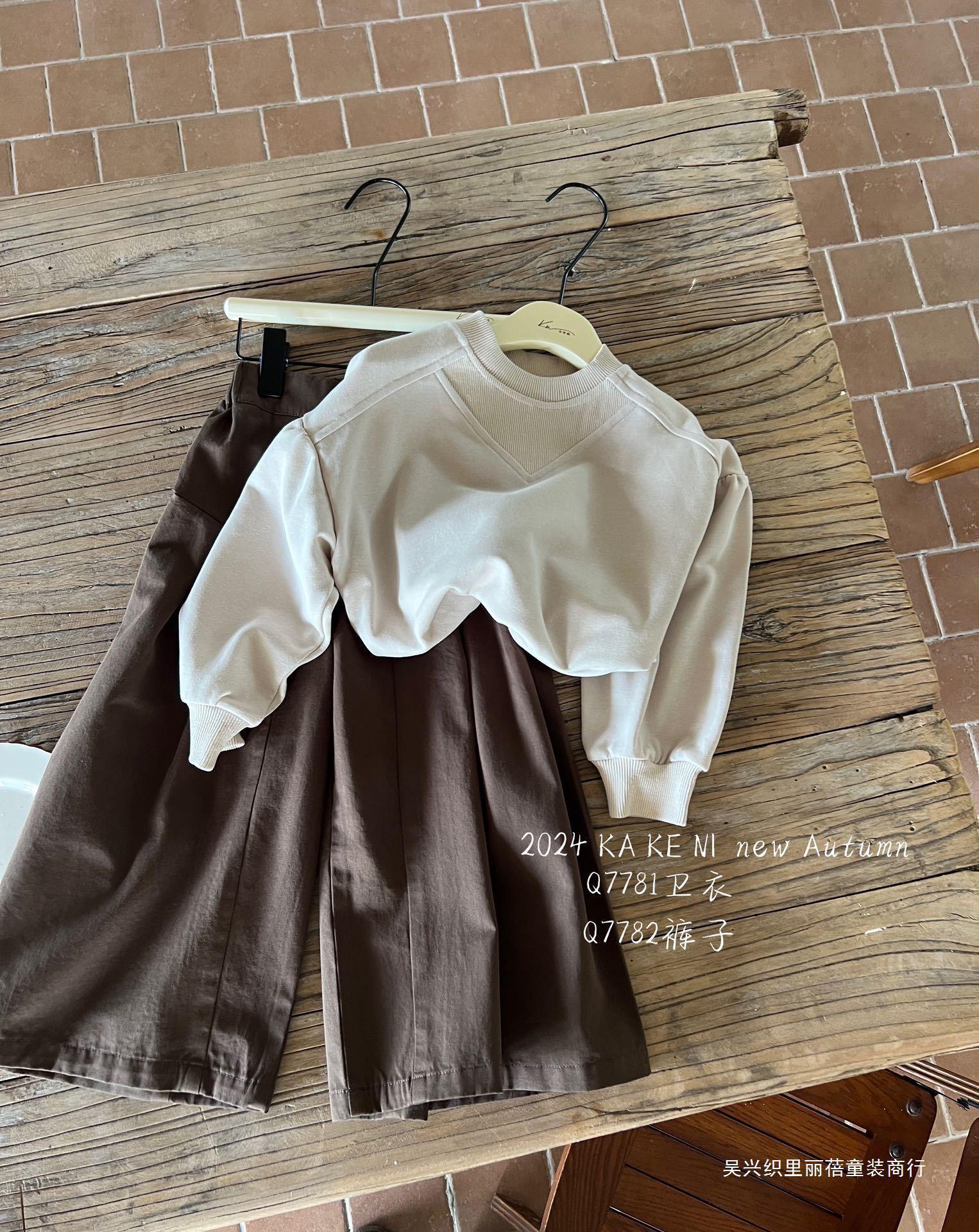 バック刺繍ロゴトレーナー