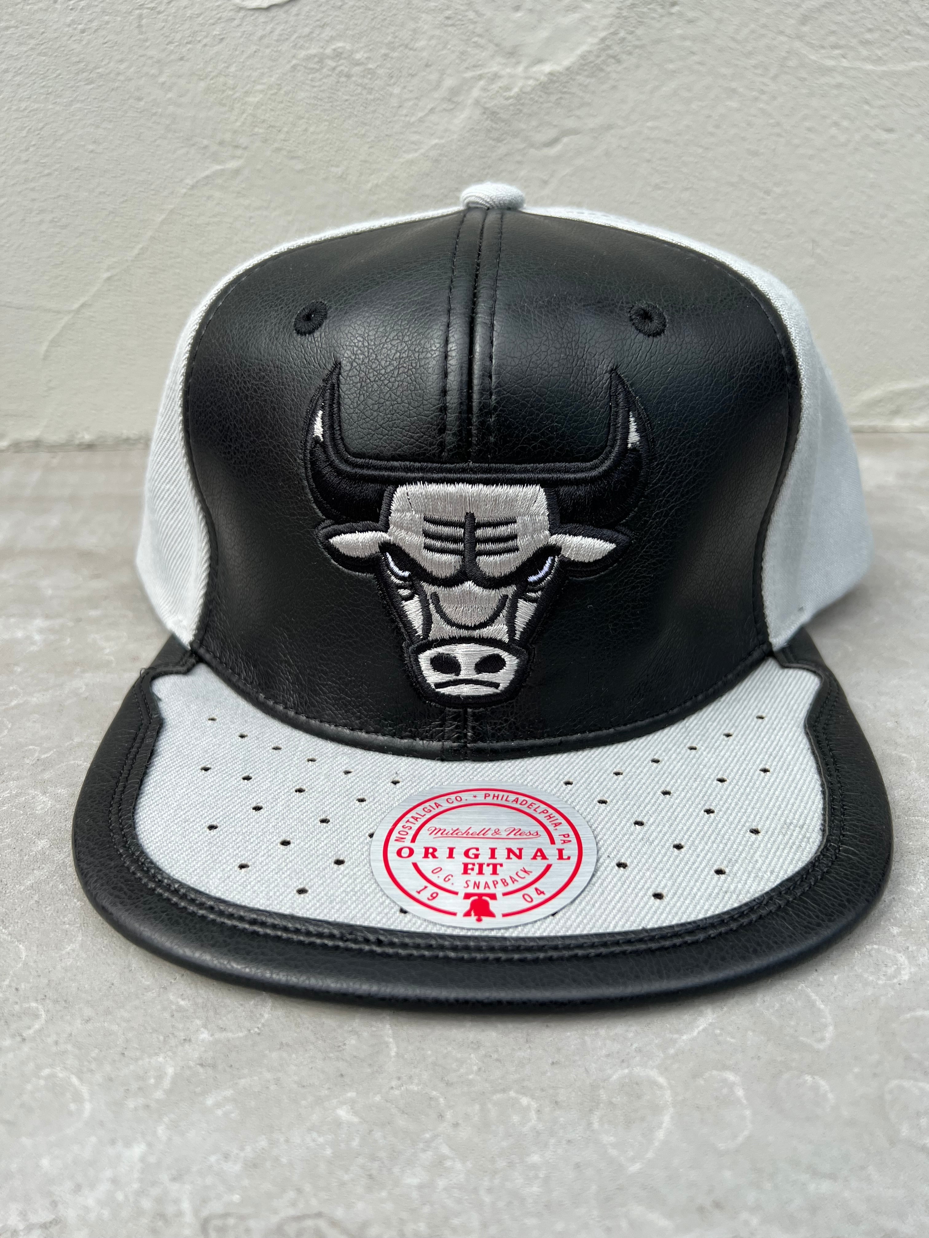 PUレザーMitchell & Ness CHICAGO BULUS CAP スナップバック ブラック×シャドウ