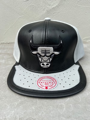 PUレザーMitchell & Ness CHICAGO BULUS CAP スナップバック ブラック×シャドウ