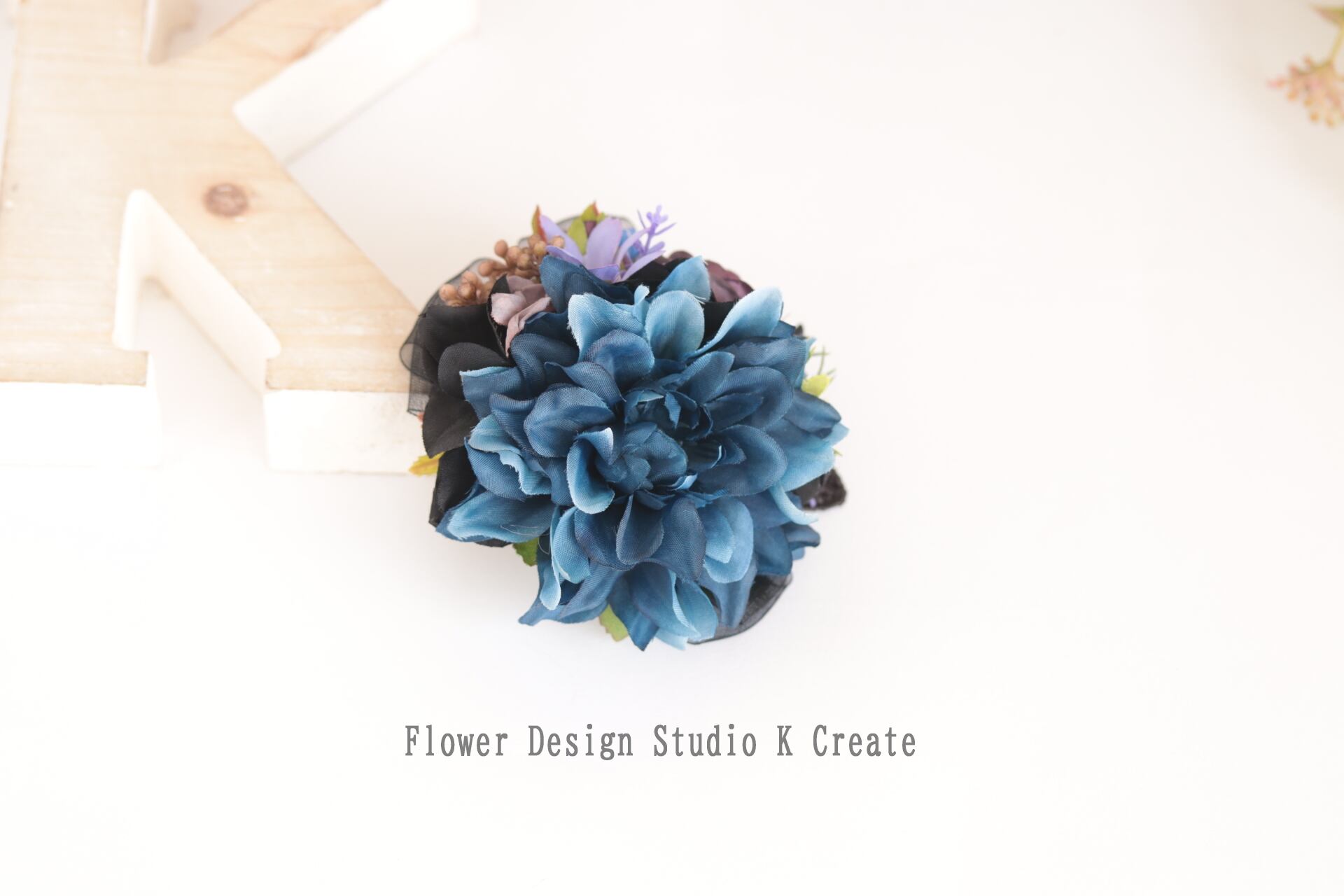 結婚式・卒業式・入学式に♡ネイビーのダリアと紫の薔薇のコサージュ 2Way コンパクトサイズ バラ ダリア 入学式 卒業式 結婚式 フォーマル セレモニー パーティー 謝恩会 発表会