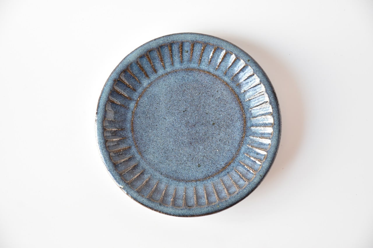 小代瑞穂窯 / 福田るい : しのぎ 5寸皿 縦しのぎ 青 | 器と暮らし 旅船頭