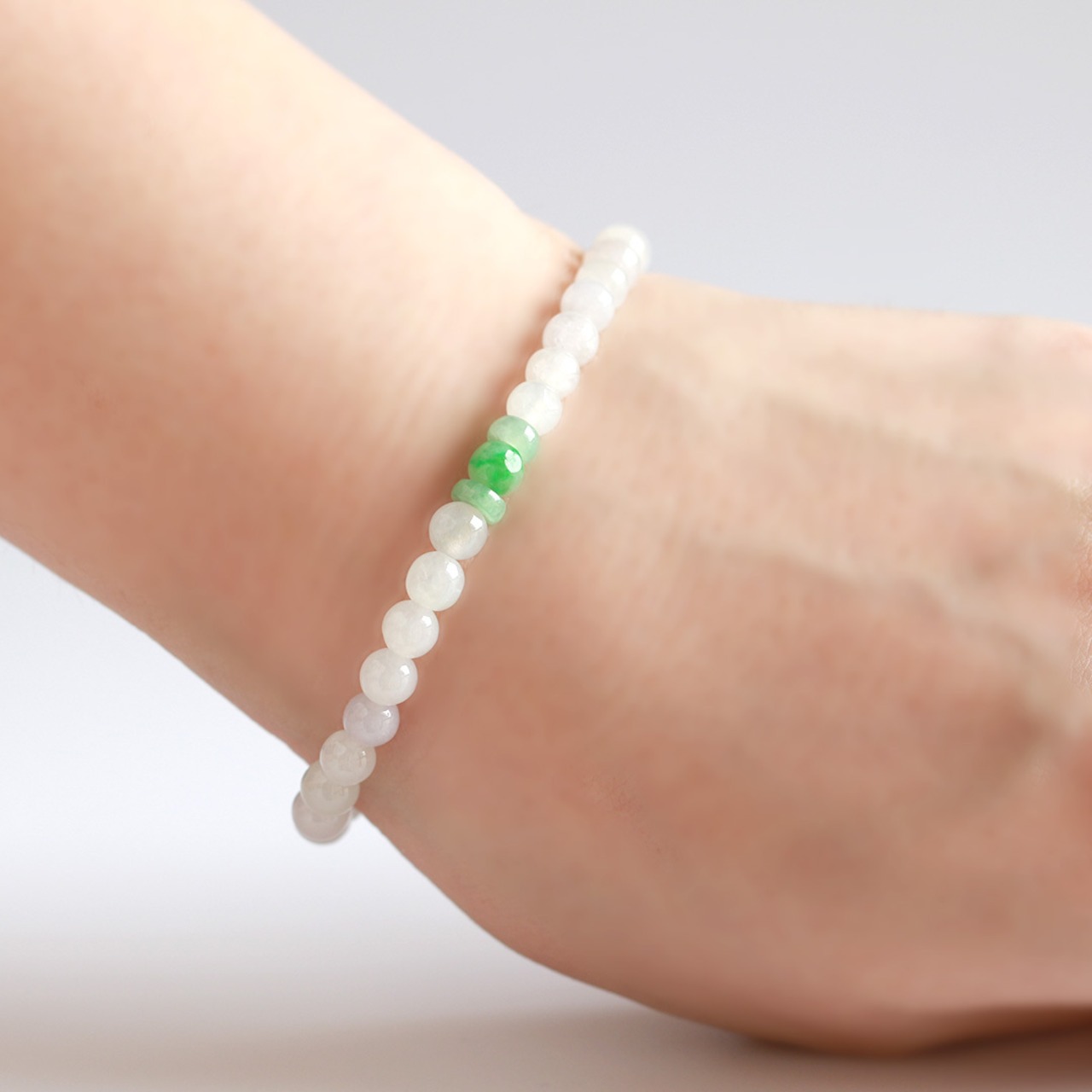 即完売の人気アイテムブレスレット 氷翡翠にポイントグリーンが新しい アイスジェイド,ワンポイントグリーンブレスレット A貨翡翠 jd_br1057