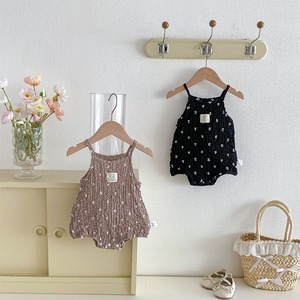 【BABY】夏作小花柄ストラップロンパース