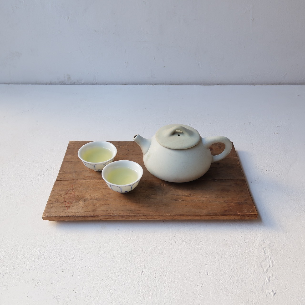 ペールブルーのティーポット