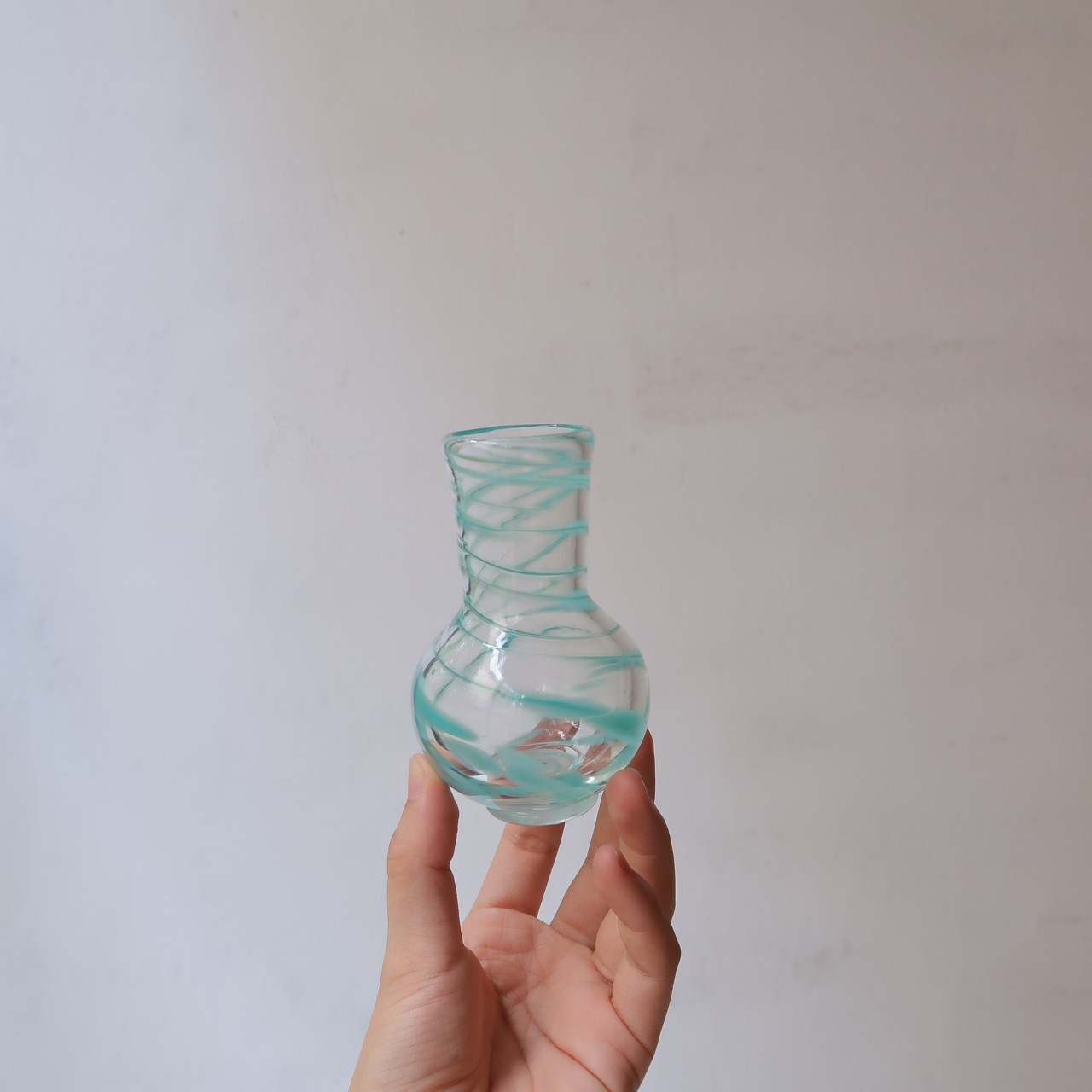 水色のビー玉のような一輪挿し