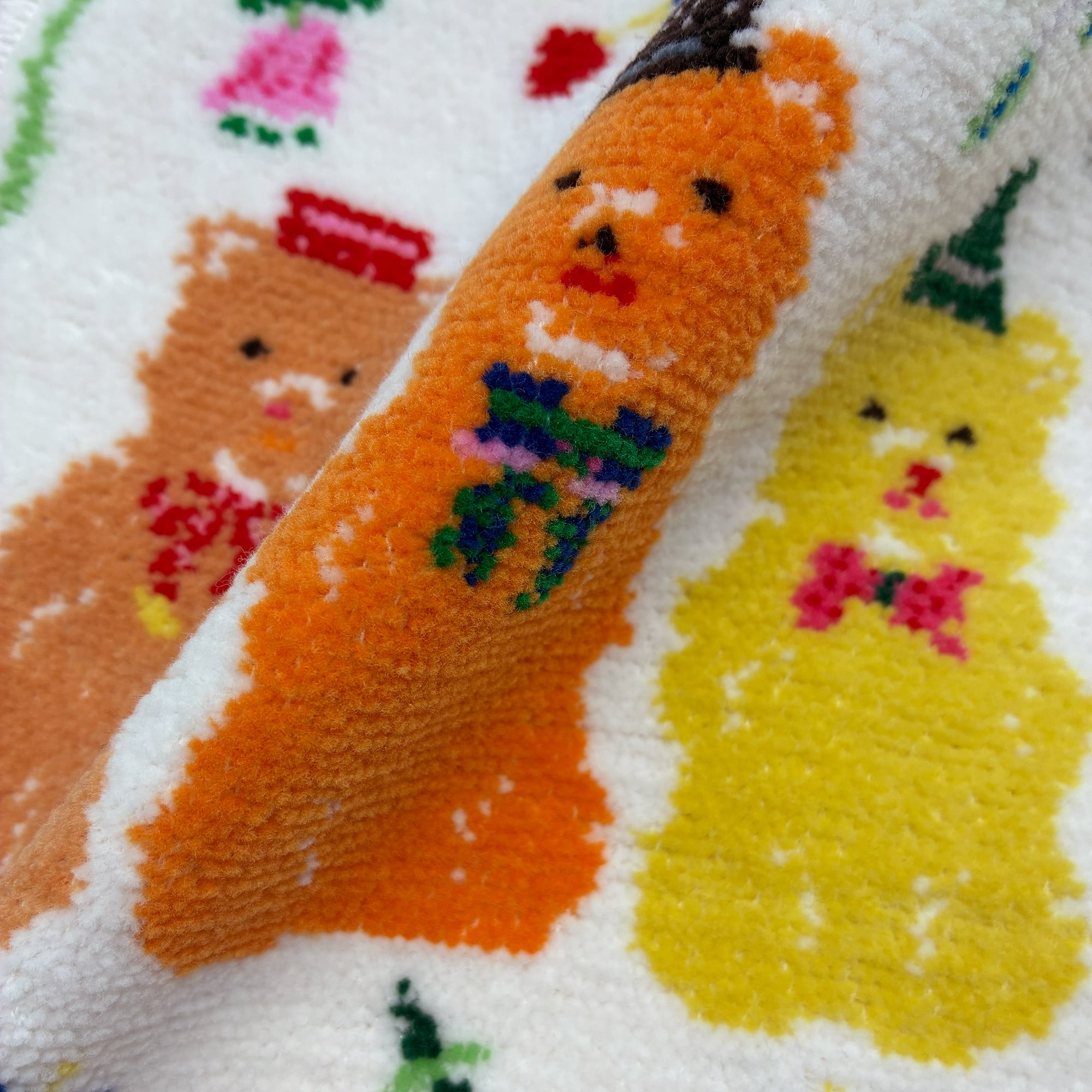 Aiko Fukawa】布川愛子 CHENILLE HANDKERCHIEF くまさんハチミツ