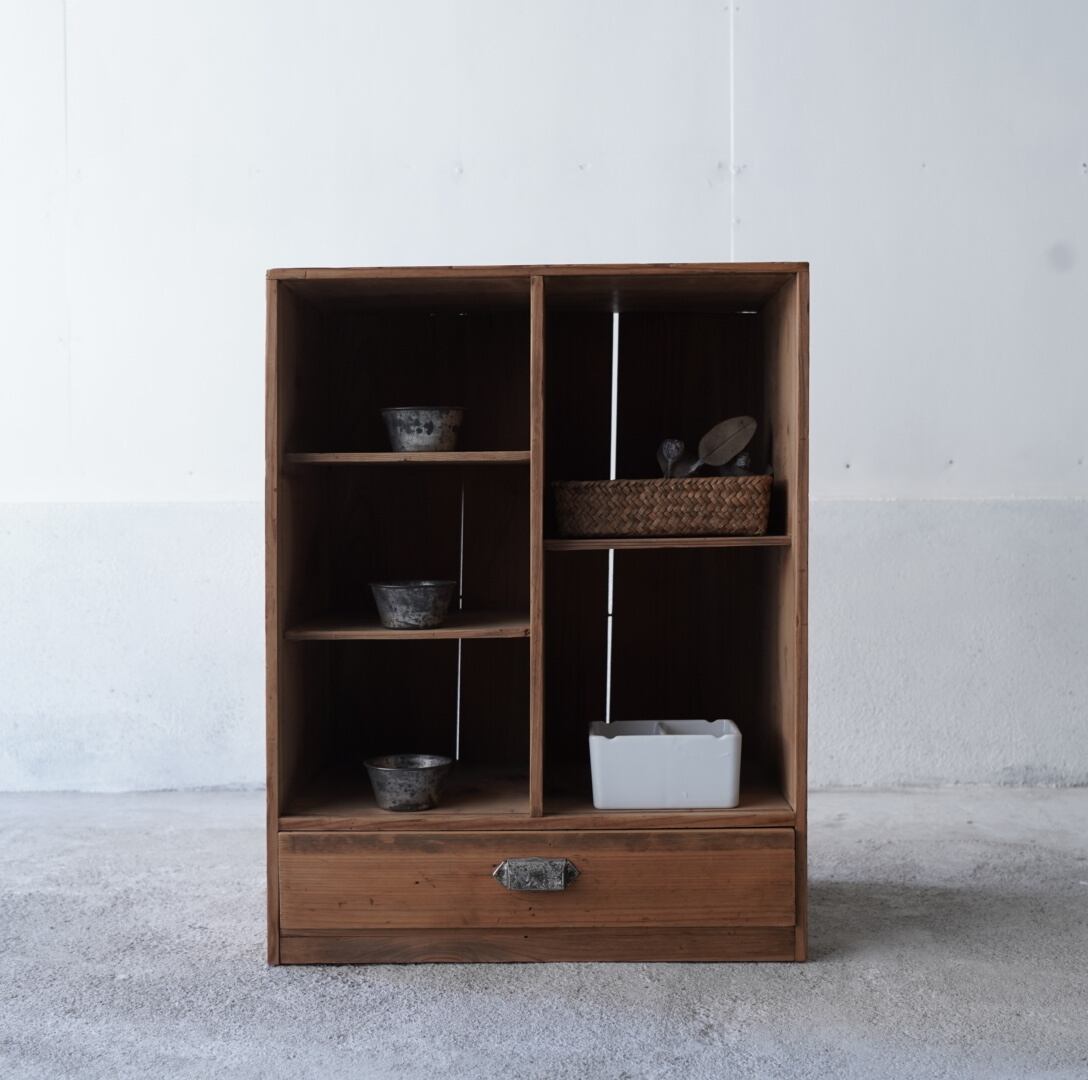 引き出しのついた木製棚