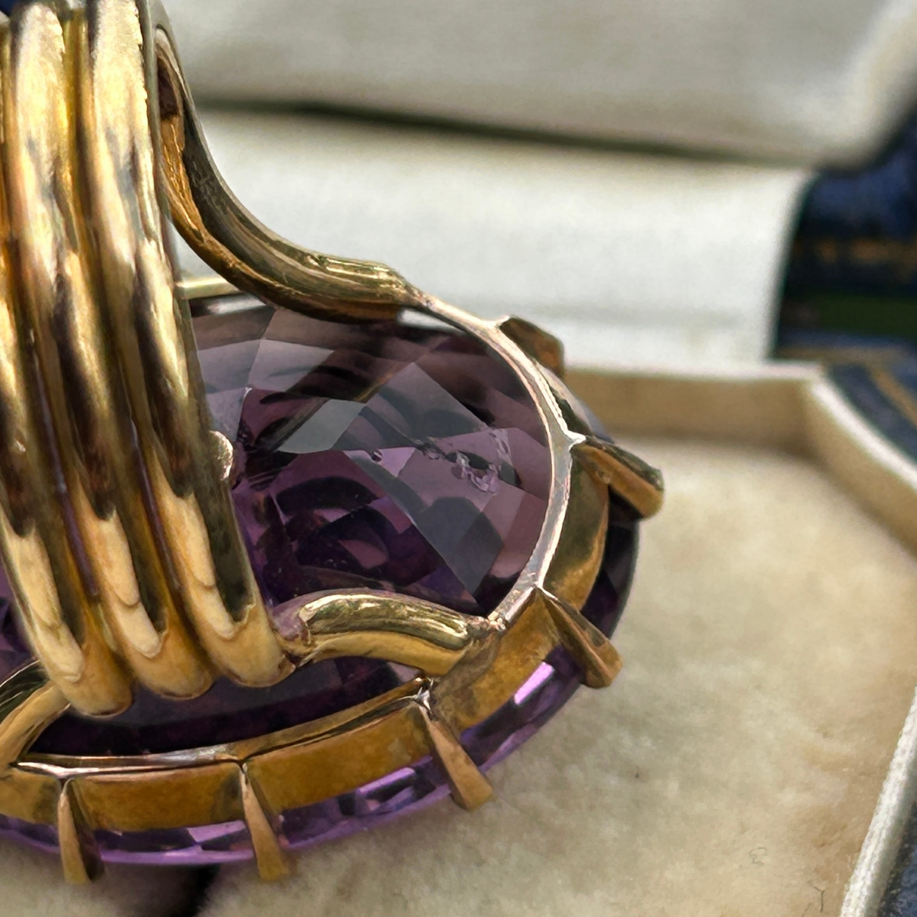 欧州アンティーク　K15 大きなサイベリアンアメジスト小花添えのリング