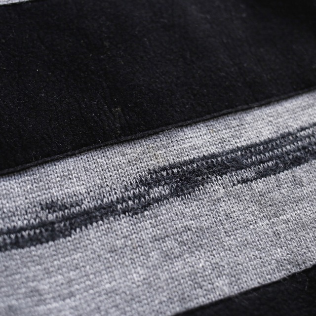 switching monotone felt patch and 3D knit  loose sweater