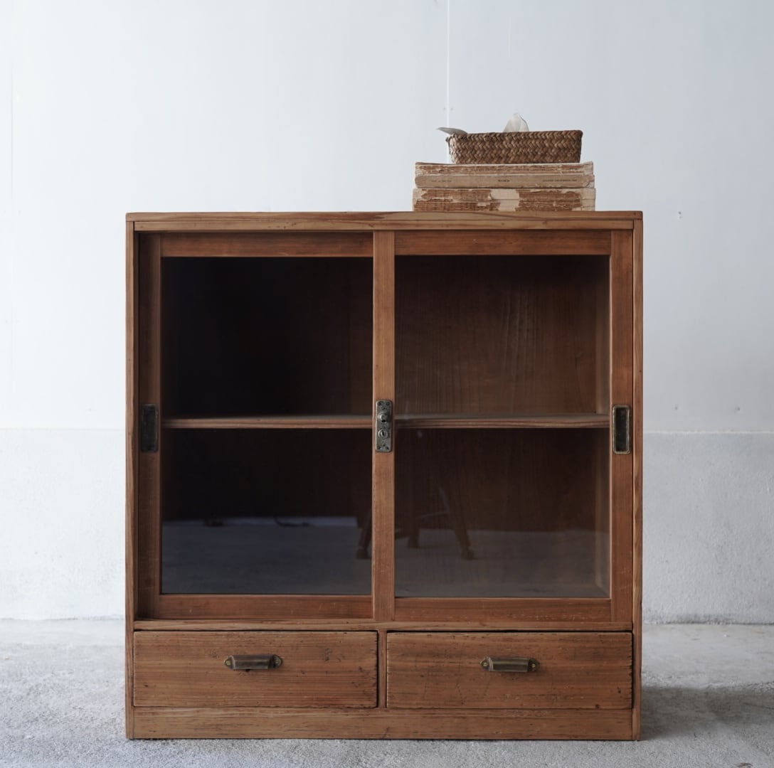 ガラス引き戸のキャビネット