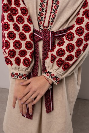 【ハイエンド】ウクライナ刺繍ヴィシヴァンカ・クラシック　手刺繍　麻　レディース・フリーサイズ