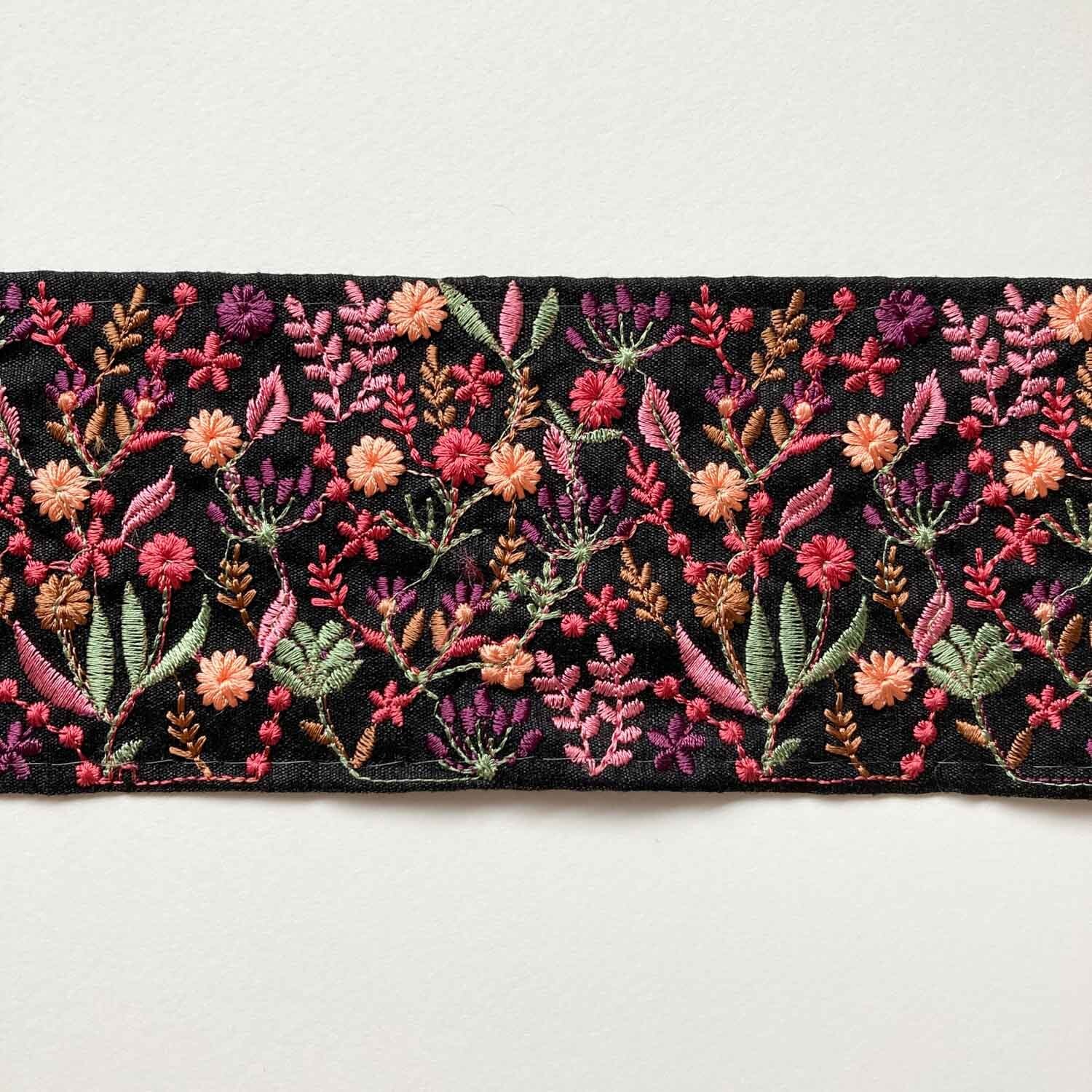 草花模様の太幅インド刺繍リボン（黒地/50cm〜） | Dua-アクセサリー