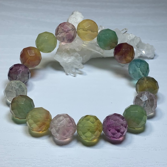 no3.多彩な変わった色合いフローライト・ブレスレット