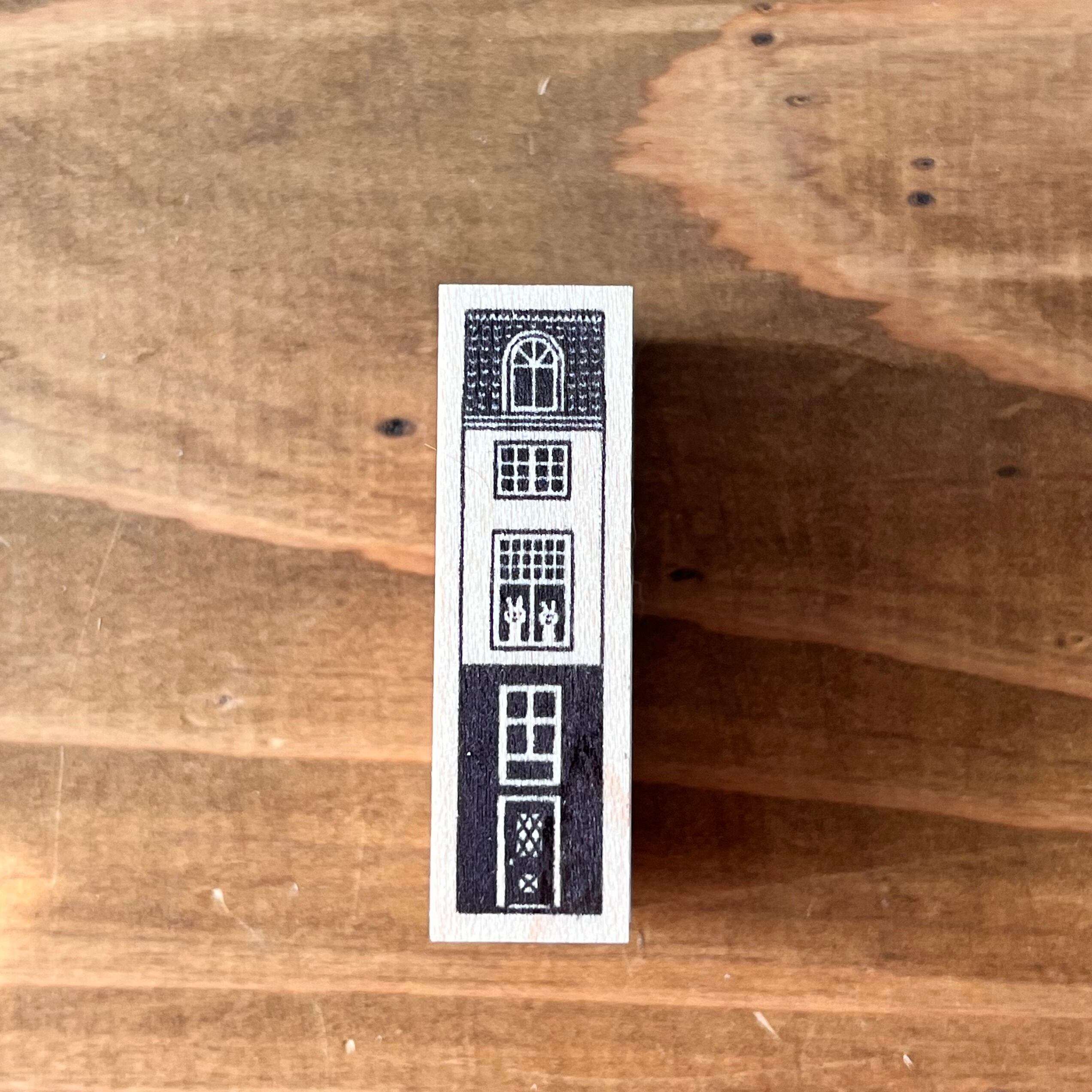 細長い家(窓のウサギ )