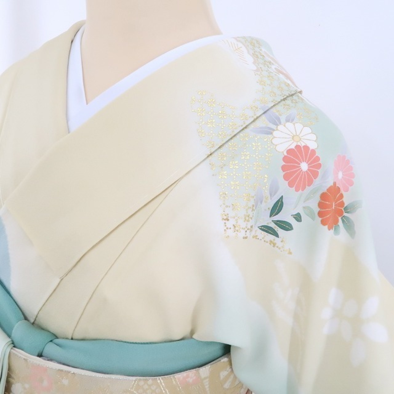 新品 滝泰謹製 金駒刺繍 着物 正絹 仕付け糸付“花や波、御所車の優しく 
