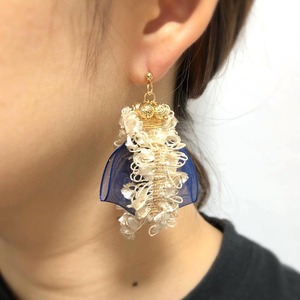 ふわふわフリンジとネイビーオーガンジーリボンのピアス