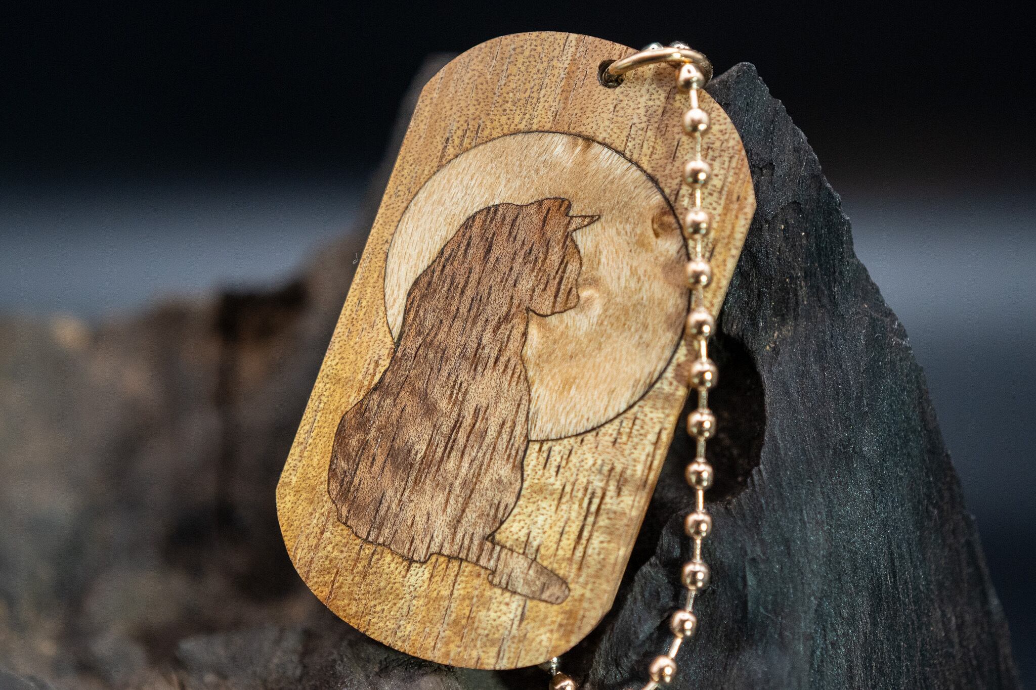 【王族の愛した銘木】 ハワイアンコア ドッグタグ象嵌 横を向く上品な猫