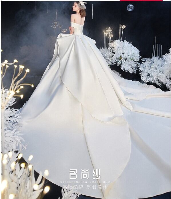 【KEYUCA】最終値下げ⭐︎元値20万円！高級ウェディングドレスの光沢！ 華やか ウエディングドレス 光沢サテン オフショルダー ロングトレー