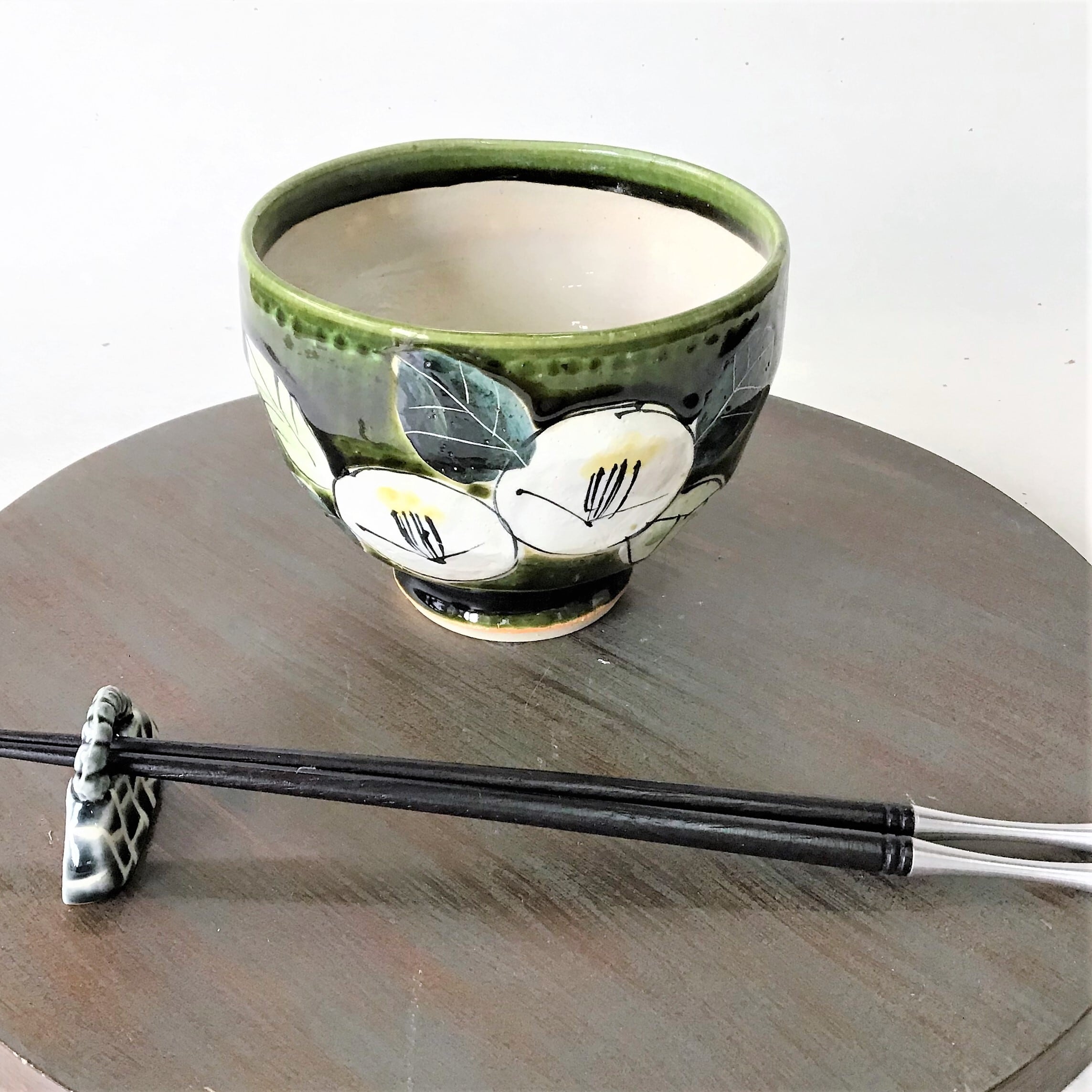 小ぶり丼 織部椿 | 武山窯の美味しいうつわ