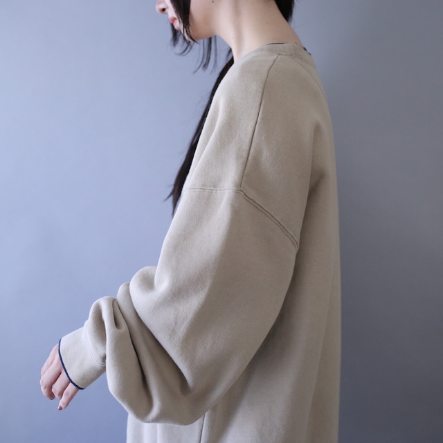 "刺繍" animal design over silhouette sweatshirt