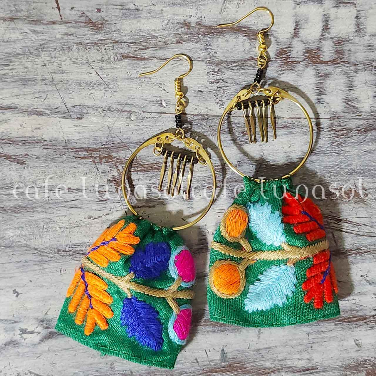 ケニアのビジューとオリエンタルな刺繍モチーフ ピアス 差し色ビーズのピアス 彩り アクセント