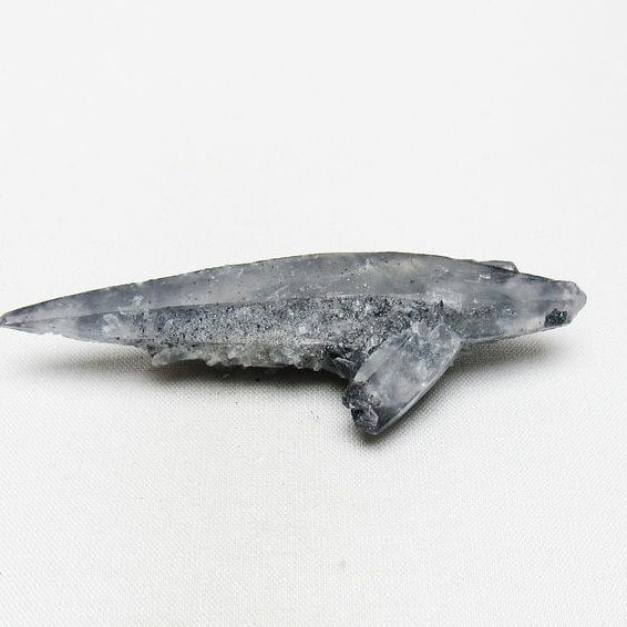 レーザークリスタル 水晶 クラスター 水晶 原石 スティブナイト 輝安鉱入り 一点物 おまかせ便 172-3351