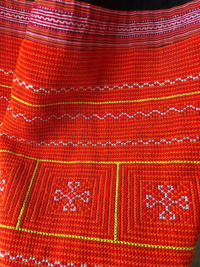 モン族スカート 002 ロング オレンジ系刺繍 黒リネン生地 ファスナー付
