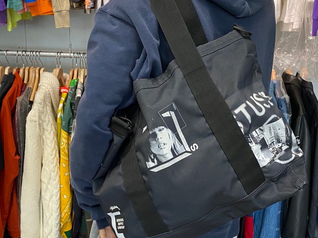 STUSSY × HERSCHEL TOTE BAG PLACEMENT BLACK ID4459