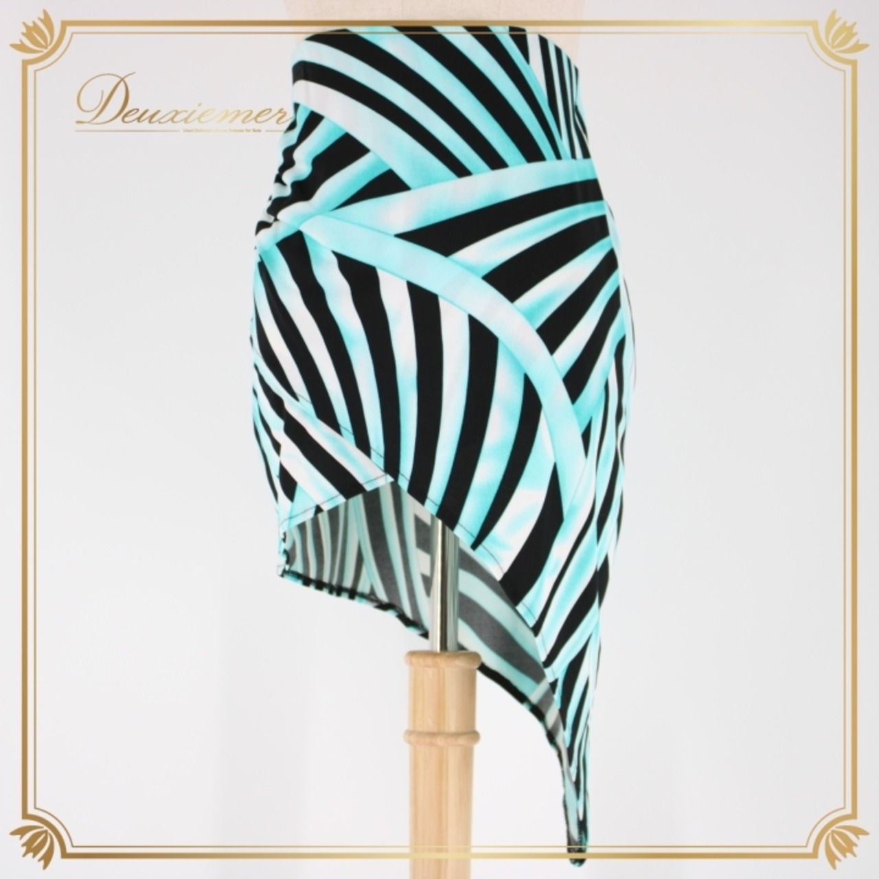 社交ダンス 衣装 ラテン スカート レッスンウェア 練習着 オールシーズン チャコット Chacott 黒 水色 白 ブラック系 ホワイト系 ライトブルー系 脚長 おしゃれ お出かけ ダンス用 大人 ストレッチ 伸縮性 楽チン お洒落 綺麗 使いやすい おすすめ レディース ユニセックス 体型カバー ファッション コーディネート スポーツウェア 人気 新作