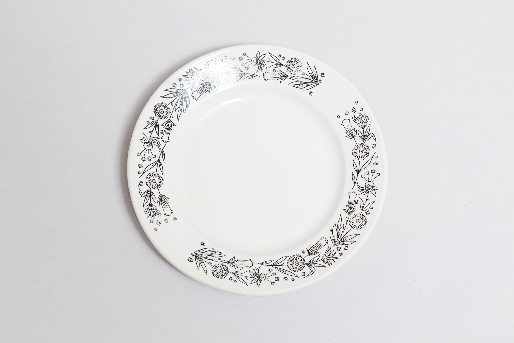 ヴィンテージ黒色の植物柄皿 コナコヴァ陶器工場 旧ソ連 0393