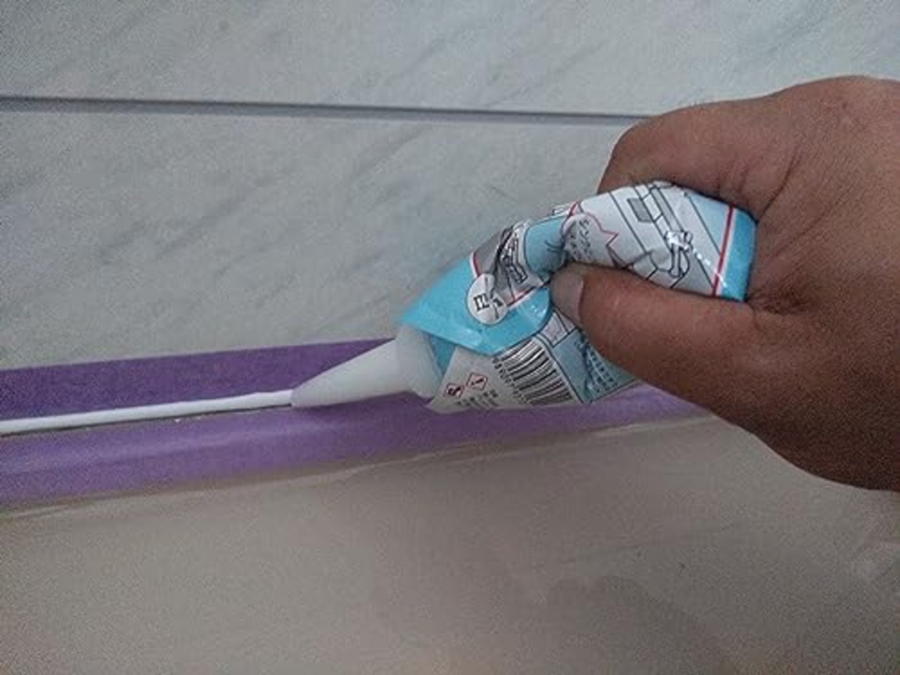 シャープ化学 SHARPIE バスシールパウチ 白 200g DIY用シリコーン系充填材 すきま補修 浴室 洗面台 タイル目地