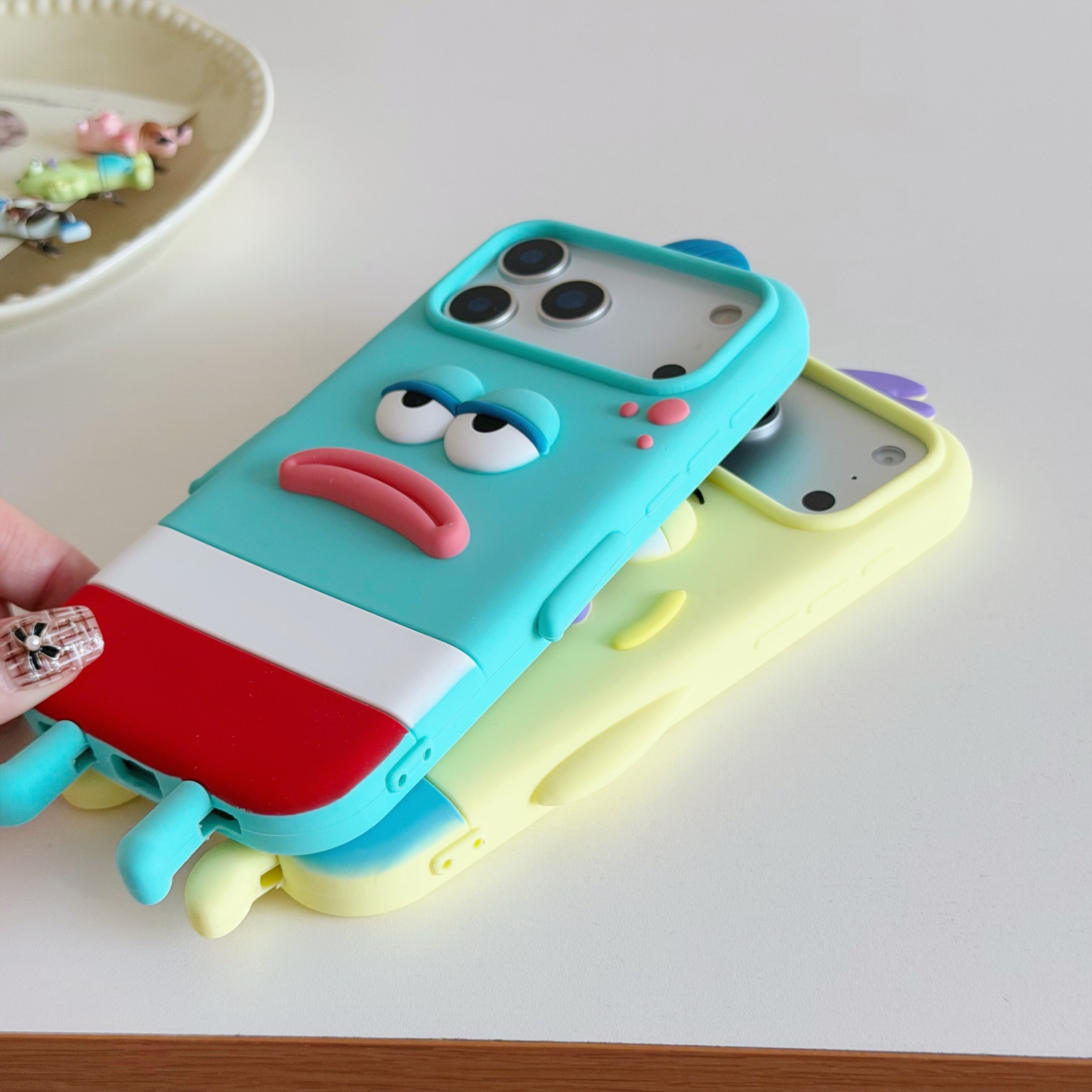 ストラップ付き iPhone 17 16 ケース かわいい シリコン お疲れ顔の魚
