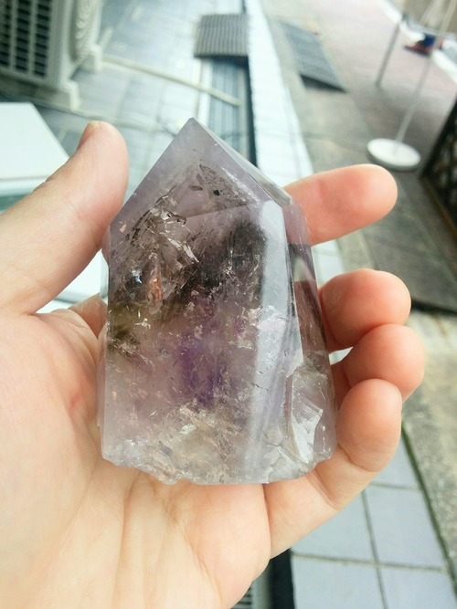 「虹入りファントムアメジスト」の六角柱～送料無料～