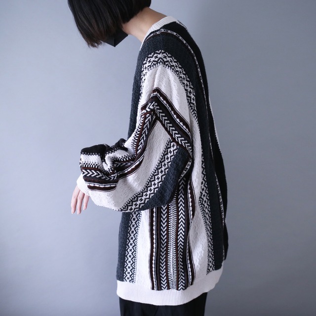 monotone color multi knitting pattern over silhouette knit