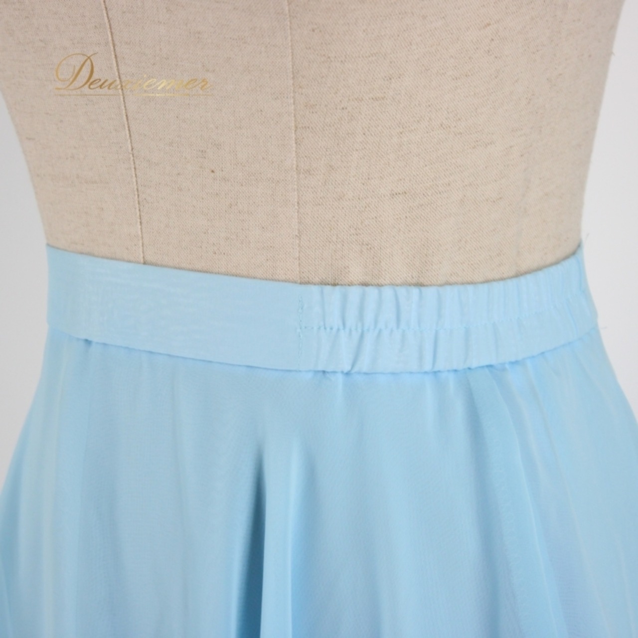 社交ダンス 衣装 スタンダード スカート レッスンウェア 女性用 オールシーズン 水色 ブルー系 練習着 無地 シンプル 清楚 上品 かわいい ポリエステル 軽量 デザイン スリット かわいいスタイル 合わせやすい 薄手 快適 おしゃれ カジュアル リラックス ウエストゴム 軽やか ボトムス ダンス用衣装 スカート丈 スカートスタイル