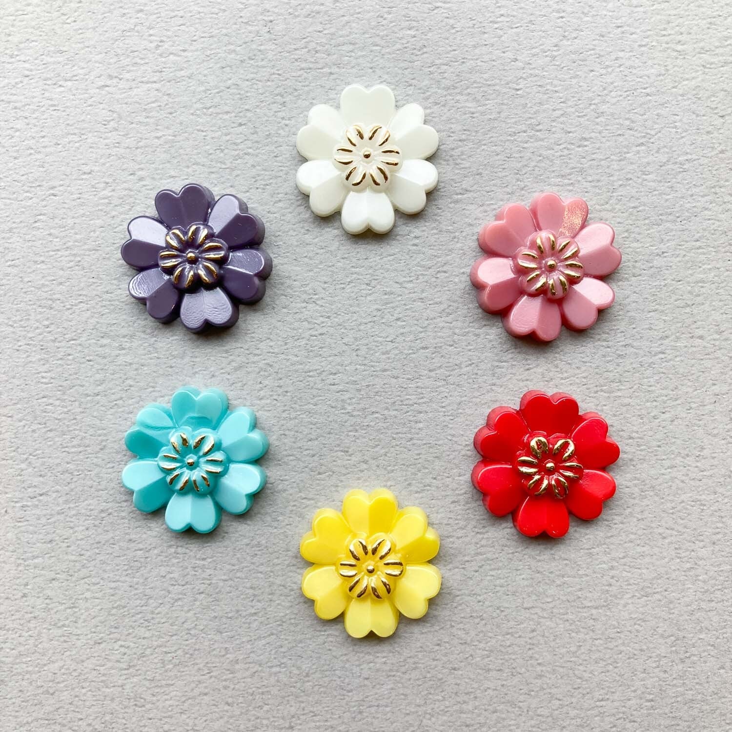 中心ゴールド6枚花びらチェコカボション | Dua-アクセサリーパーツショップ