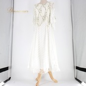 社交ダンス 衣装 スタンダード ドレス ワンピース パーティドレス Leirena レイリーナ シルバー系 ホワイト系 銀 花柄 レース リボン 美しい カジュアル 結婚式 おしゃれ シンプル 現代的 セレモニー フェミニン パーティー用 ドレススタイル 女性用 流行 デザイン 着やすい ダンス用 おすすめ ふわっと フルフレア 上品 華やか 柔らかい 洗練された