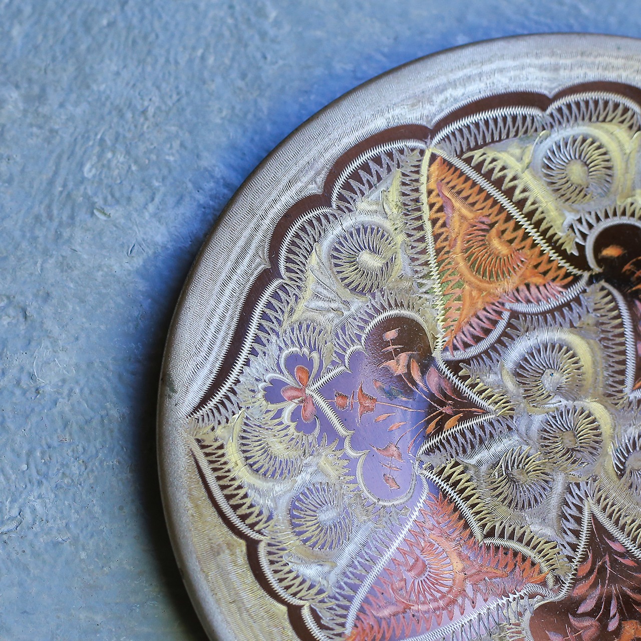 美しい模様の、銅のプレート 6