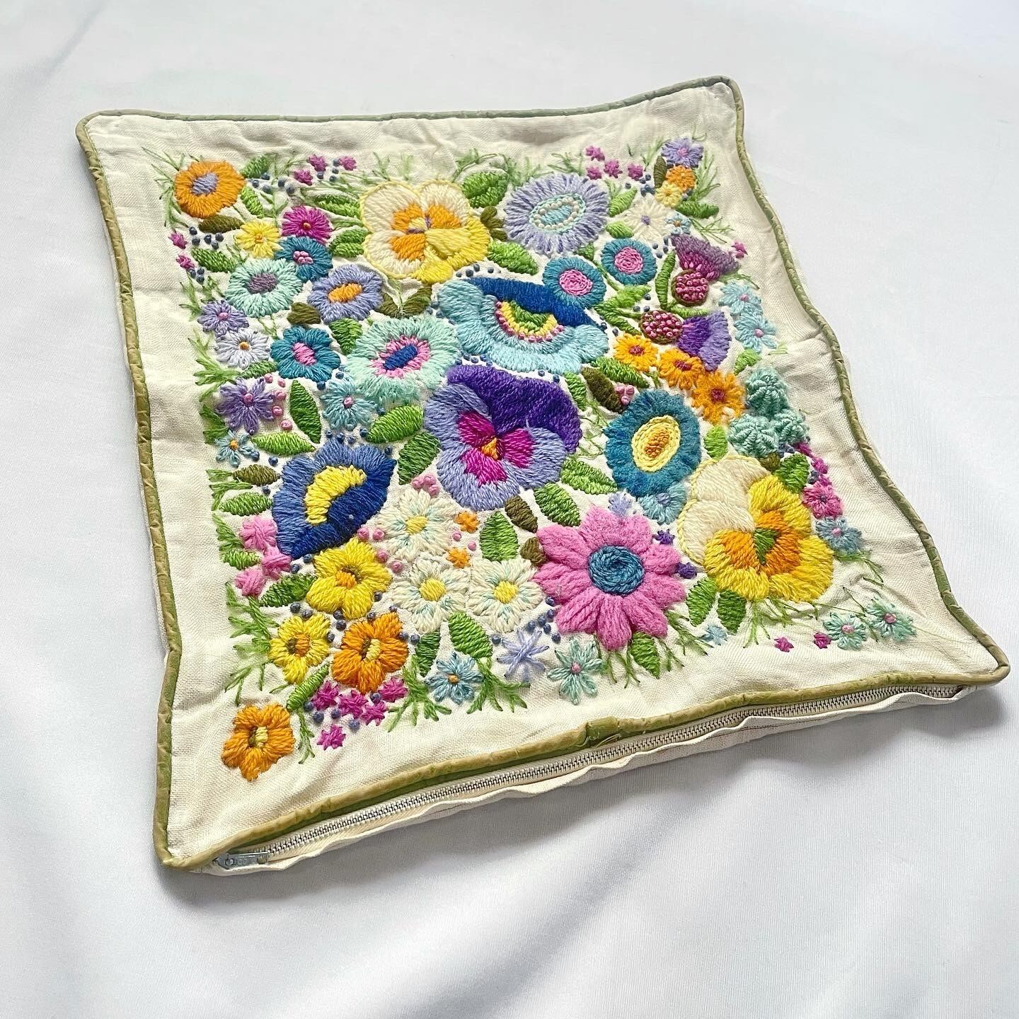 60s vintage 総刺繍　クッションカバー　お花刺繍　ヴィンテージ 60s embroidered cushion cover お花刺繍クッションカバー | &Dorothy
